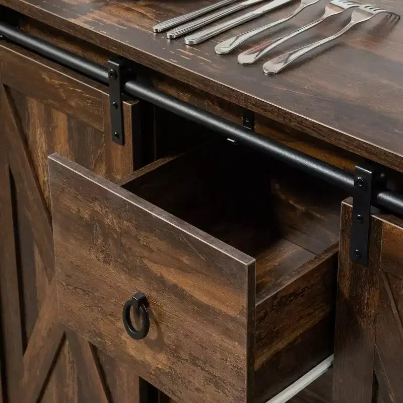 Buffet de cuisine avec portes coulissantes façon grange